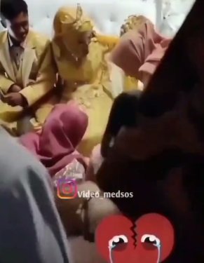 Hadir ke nikahan mantan, wanita ini menangis hingga jatuh pingsan