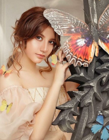 9 Pemotretan Cassandra Lee bertema kerajaan, terbaru bak putri Turki