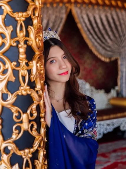 9 Pemotretan Cassandra Lee bertema kerajaan, terbaru bak putri Turki
