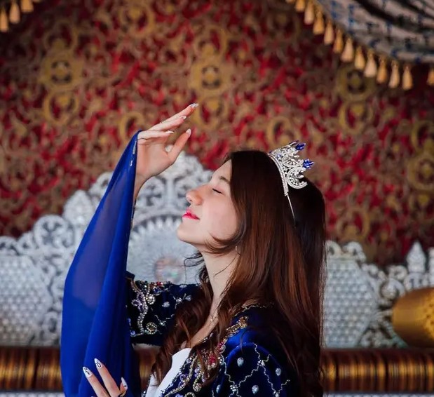 9 Pemotretan Cassandra Lee bertema kerajaan, terbaru bak putri Turki