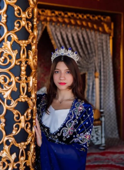 9 Pemotretan Cassandra Lee bertema kerajaan, terbaru bak putri Turki