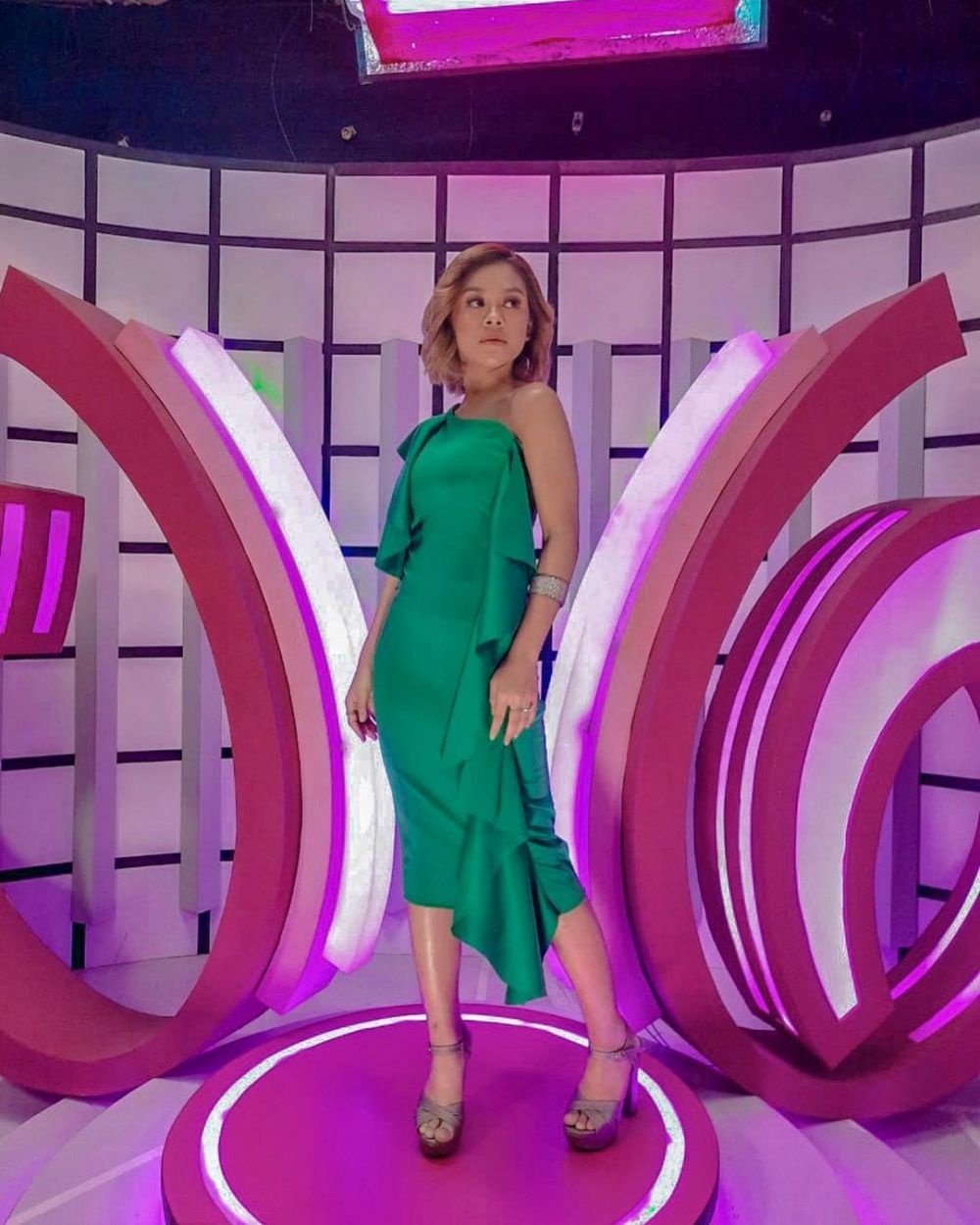 7 Potret Meli LIDA debut jadi presenter, tampil stunning