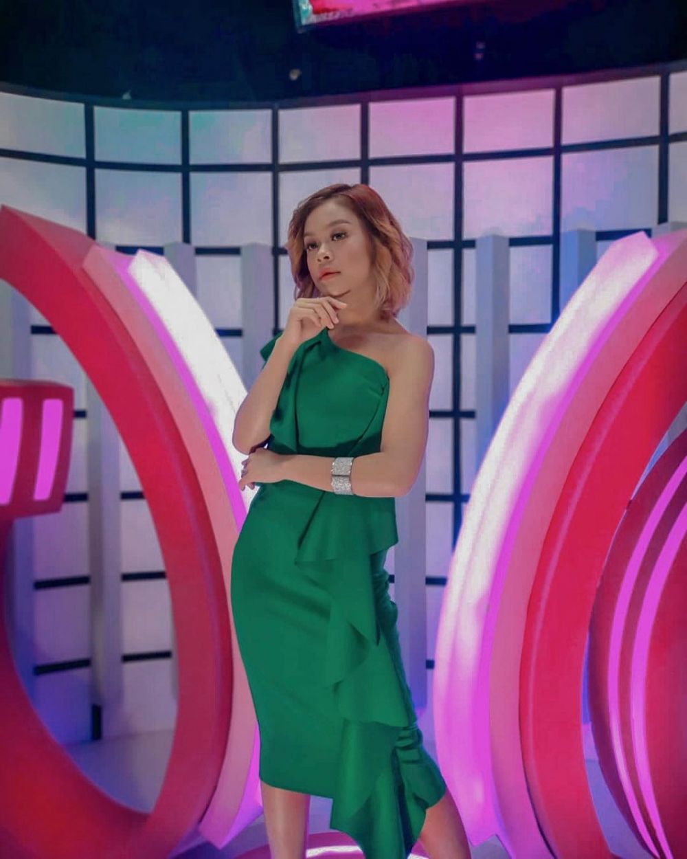 7 Potret Meli LIDA debut jadi presenter, tampil stunning