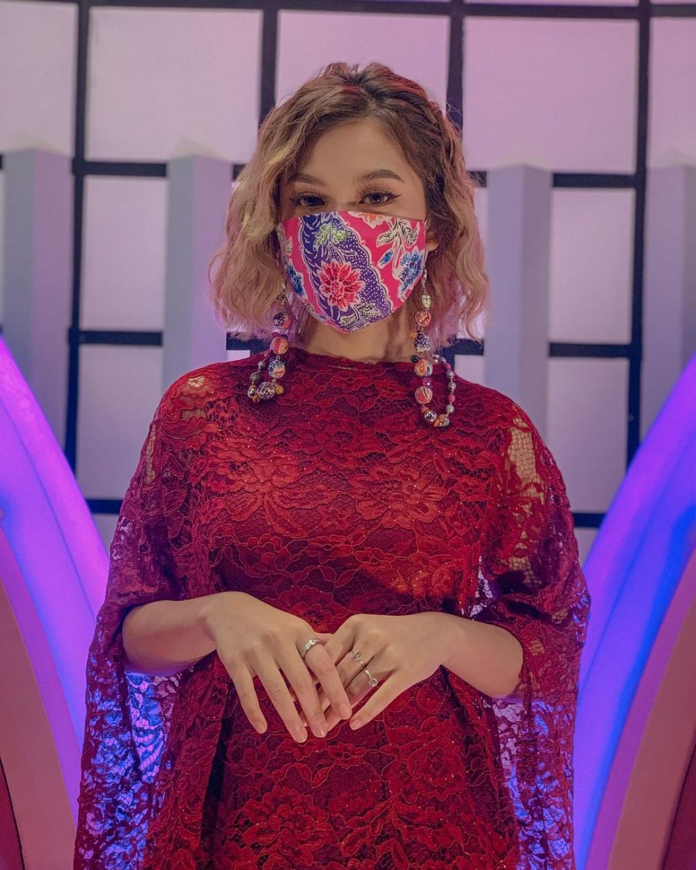 7 Potret Meli LIDA debut jadi presenter, tampil stunning