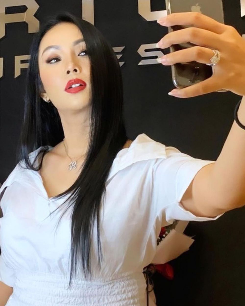 9 Pesona Kalina Ocktaranny bermakeup tebal, bikin pangling