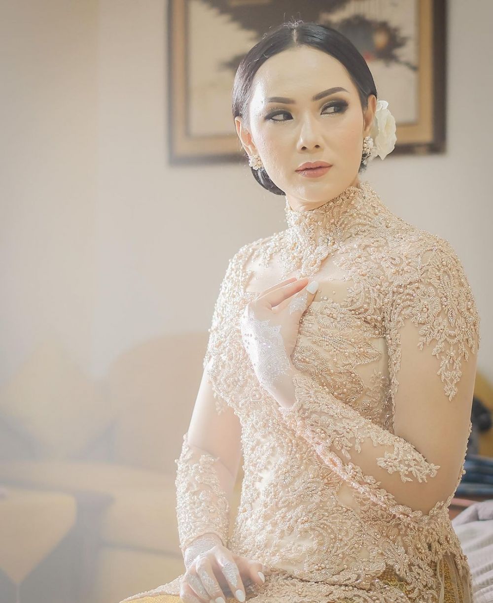 9 Pesona Kalina Ocktaranny bermakeup tebal, bikin pangling