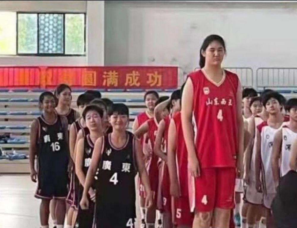 9 Potret Zhang Ziyu, gadis remaja 14 tahun setinggi 2,26 meter