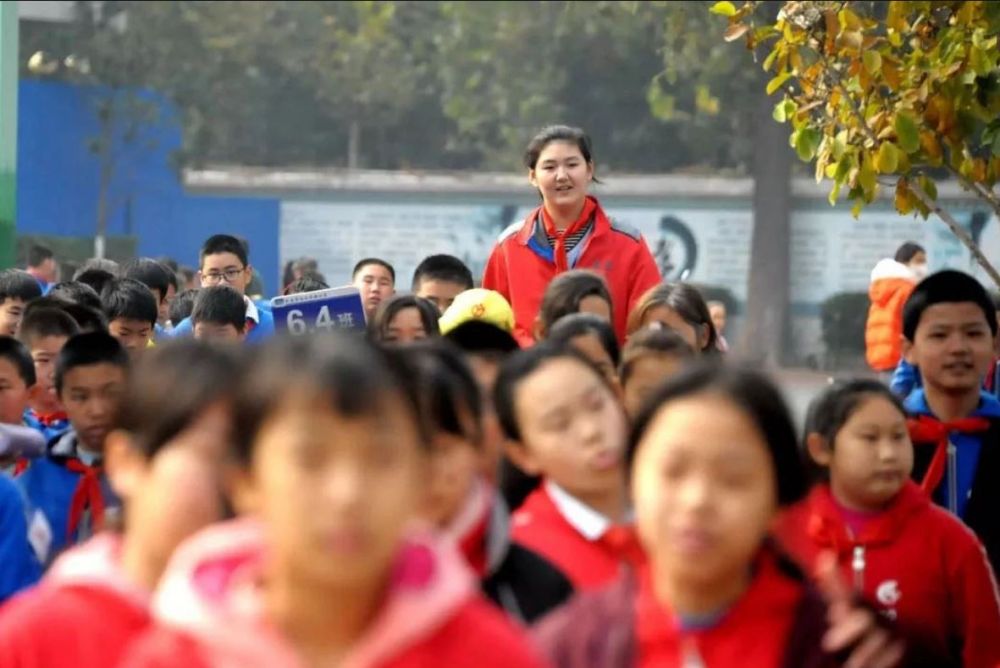 9 Potret Zhang Ziyu, gadis remaja 14 tahun setinggi 2,26 meter