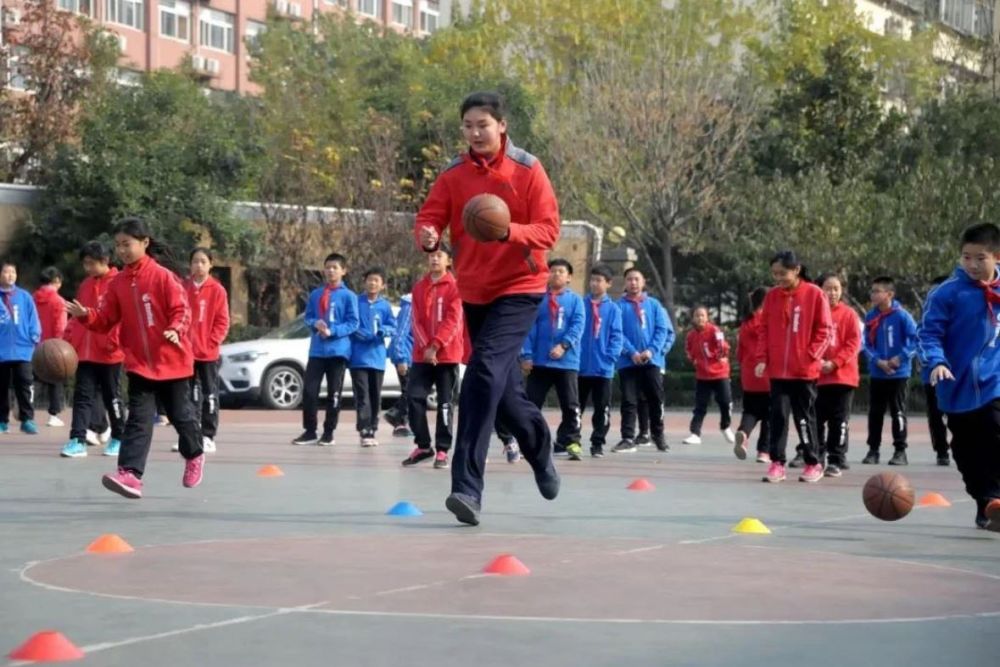 9 Potret Zhang Ziyu, gadis remaja 14 tahun setinggi 2,26 meter