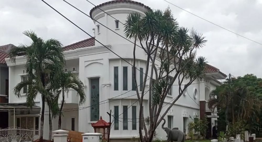 13 Penampakan rumah Eko Patrio, elegan dengan desain art deco