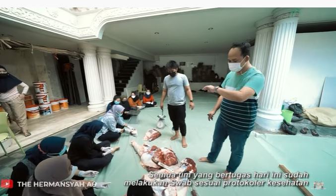 9 Momen Ashanty dan keluarga bagi-bagi daging kurban, masuk ke pelosok