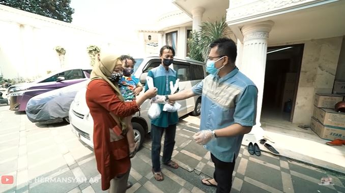 9 Momen Ashanty dan keluarga bagi-bagi daging kurban, masuk ke pelosok