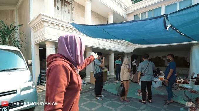 9 Momen Ashanty dan keluarga bagi-bagi daging kurban, masuk ke pelosok