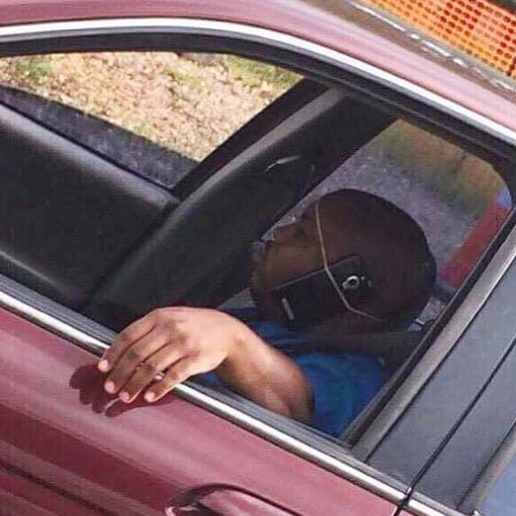 11 Aksi kocak orang lagi teleponan ini bikin geleng kepala