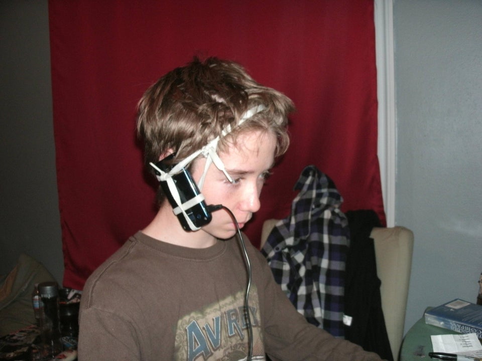 11 Aksi kocak orang lagi teleponan ini bikin geleng kepala