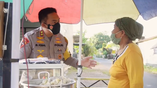 Momen Jenderal Polri beli bakso, tawar harga bikin penjual kaget