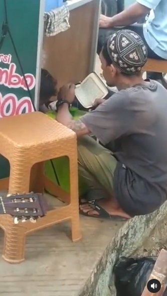 Viral pedagang bertato tunggu pembeli sambil mengaji, menyentuh banget