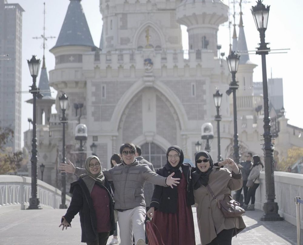 7 Potret kedekatan Zaskia Sungkar dan ibu mertua, penuh kehangatan