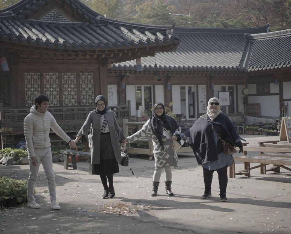 7 Potret kedekatan Zaskia Sungkar dan ibu mertua, penuh kehangatan