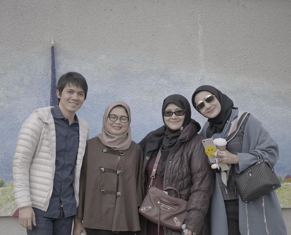 7 Potret kedekatan Zaskia Sungkar dan ibu mertua, penuh kehangatan