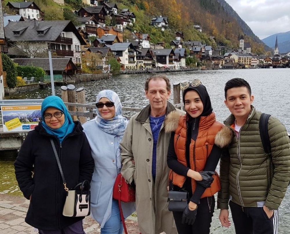 7 Potret kedekatan Zaskia Sungkar dan ibu mertua, penuh kehangatan