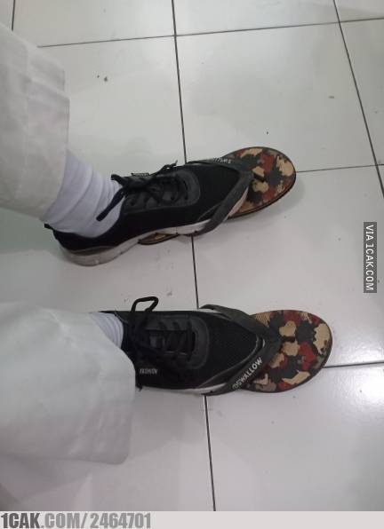 11 Momen lucu pakai sandal ini absurdnya bikin lihat dua kali