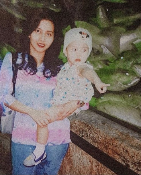 Potret masa kecil 7 selebgram Tanah Air bareng ibunya, curi perhatian
