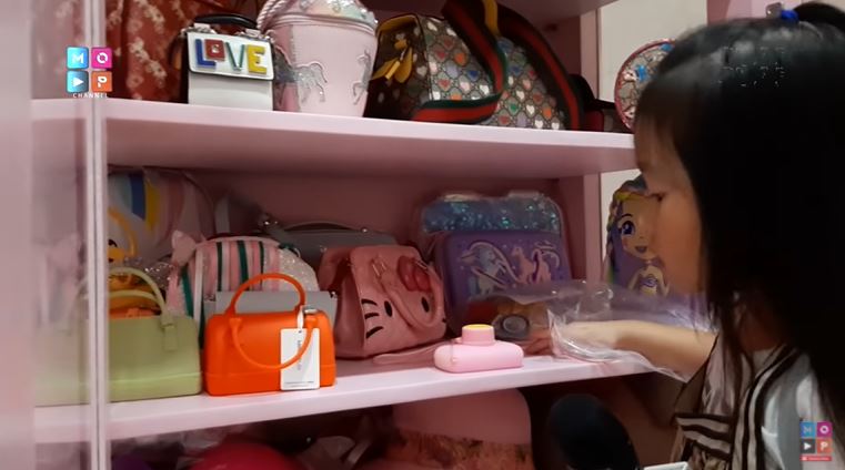 7 Potret kamar dua putri Sarwendah, gemar koleksi tas branded