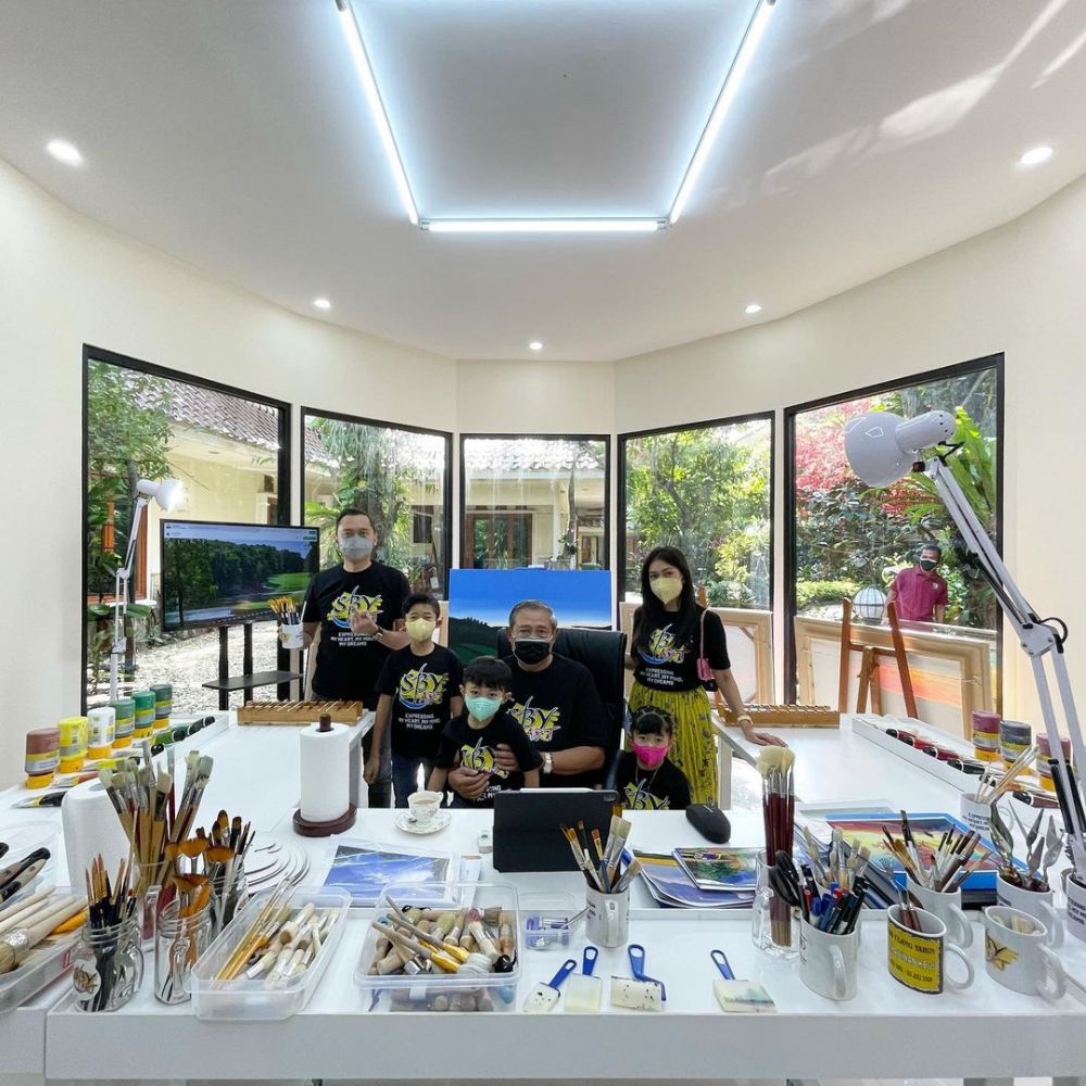 Punya hobi baru, intip 9 penampakan studio lukis SBY