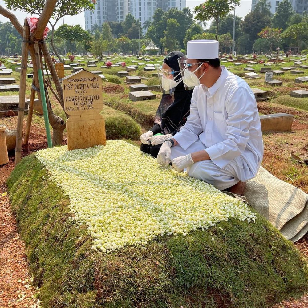 Kisah 7 seleb kehilangan orangtua akibat terpapar Covid-19