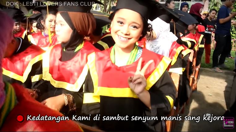 9 Potret jadul Lesty Kejora wisuda SMP, ada yang sedang menangis haru