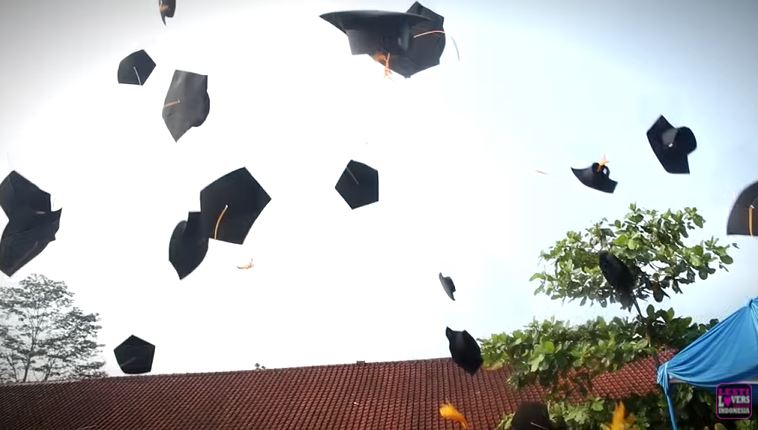 9 Potret jadul Lesty Kejora wisuda SMP, ada yang sedang menangis haru