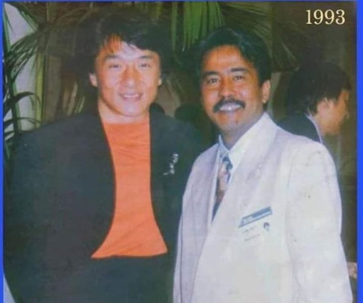 Gaya 7 seleb foto bareng artis Mandarin, ada Jackie Chan dan Andy Lau