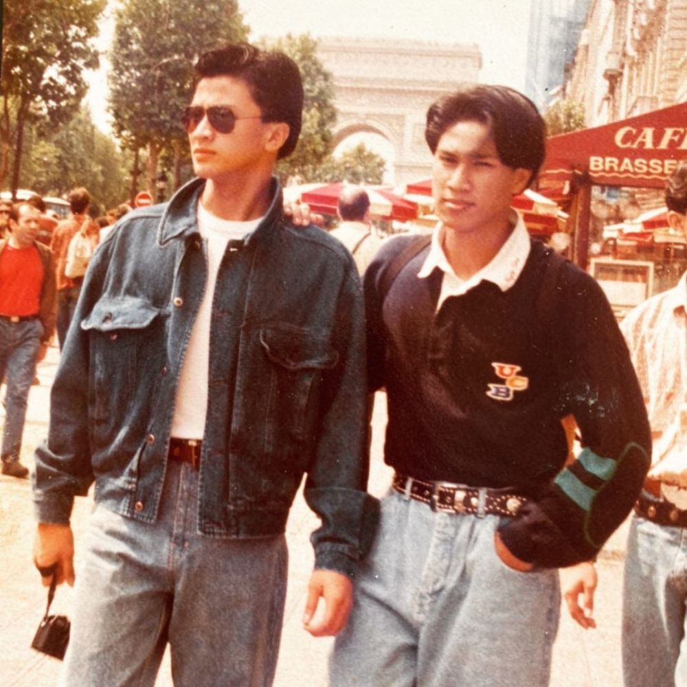 9 Potret lawas Ferry Maryadi bareng geng sekolah, gayanya nyentrik