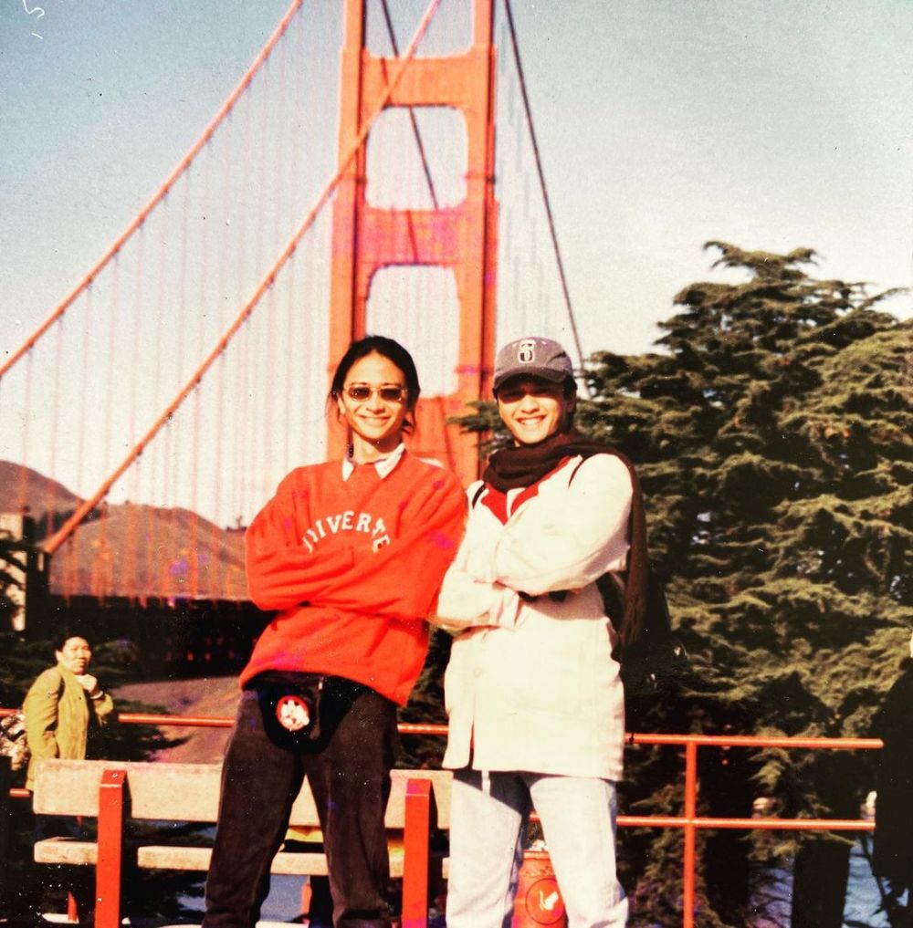 9 Potret lawas Ferry Maryadi bareng geng sekolah, gayanya nyentrik