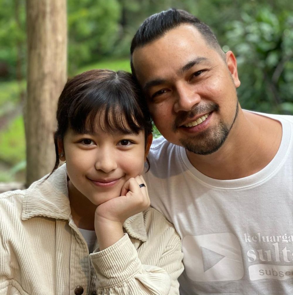 Potret 9 pesinetron pria bareng anak gadisnya, kompak abis