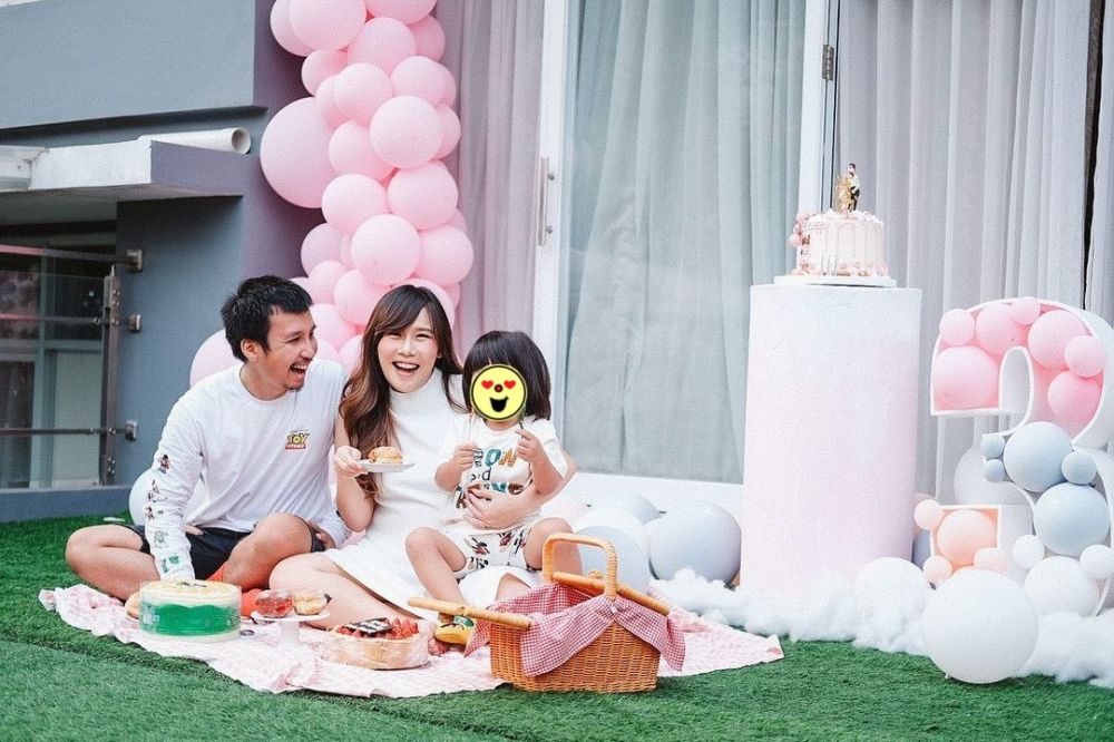 7 Momen ulang tahun Cherly eks Cherrybelle, berkonsep piknik di rumah