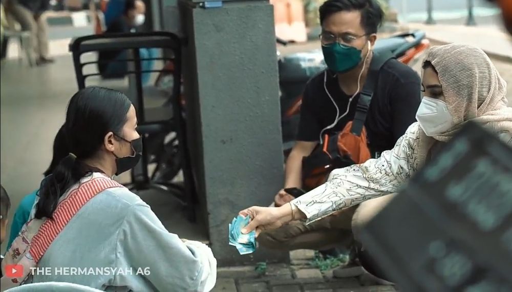 7 Momen Ashanty turun ke jalanan bagi-bagi rezeki ini bikin salut