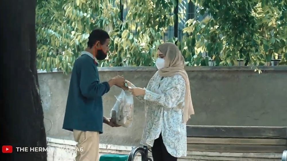 7 Momen Ashanty turun ke jalanan bagi-bagi rezeki ini bikin salut