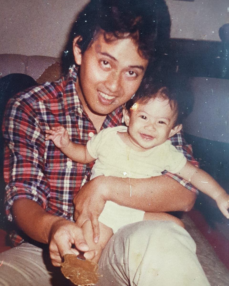 9 Potret masa kecil Dian Sastrowardoyo bareng orangtua, bikin gemes