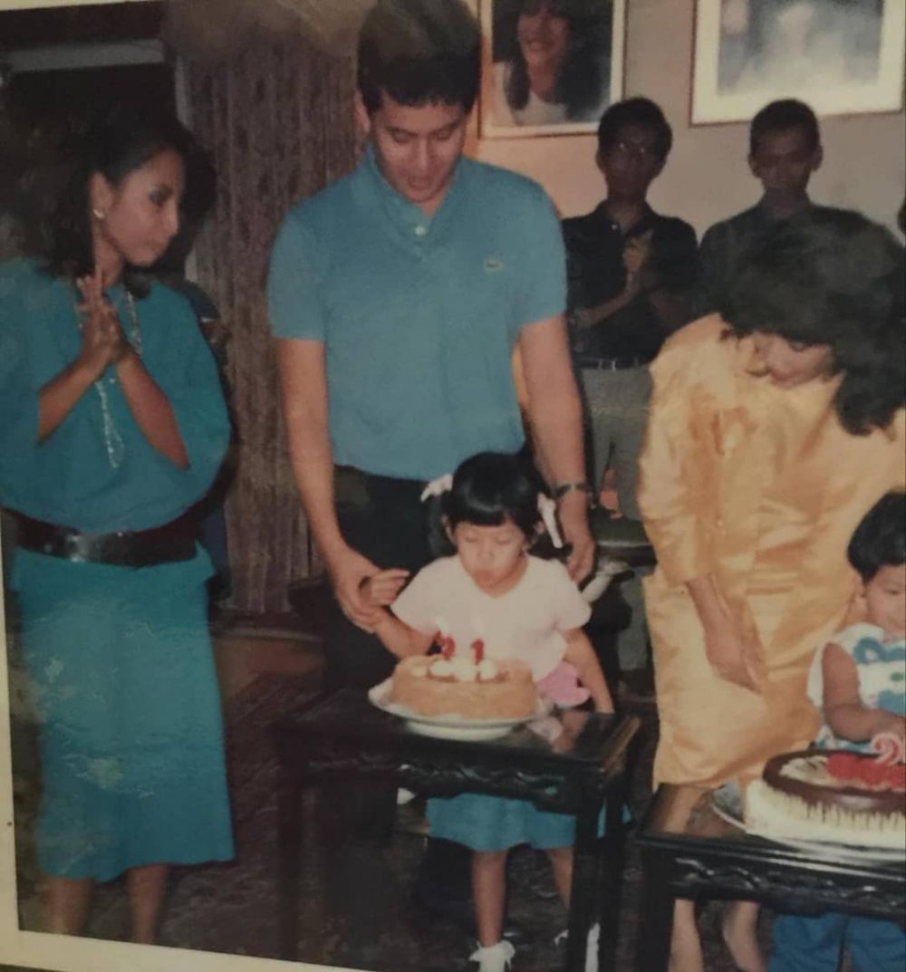 9 Potret masa kecil Dian Sastrowardoyo bareng orangtua, bikin gemes