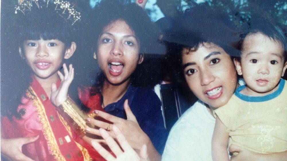 9 Potret masa kecil Dian Sastrowardoyo bareng orangtua, bikin gemes