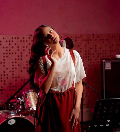 6 Gaya fashion Asila Maisa saat rekaman, model rambutnya unik