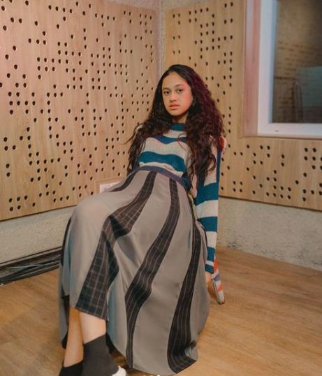 6 Gaya fashion Asila Maisa saat rekaman, model rambutnya unik