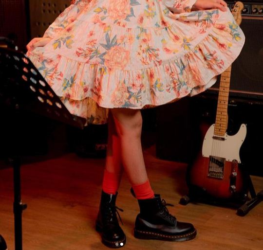 6 Gaya fashion Asila Maisa saat rekaman, model rambutnya unik