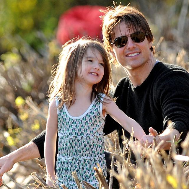 Potret 9 aktor Hollywood momong anak, gaya Tom Cruise curi perhatian
