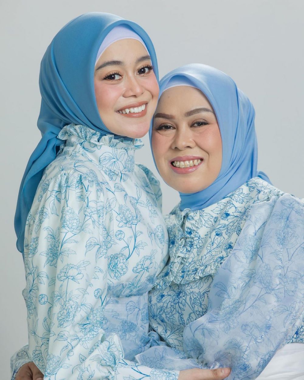 9 Potret Lesty Kejora dan ibu kenakan outfit kembar, kompak abis