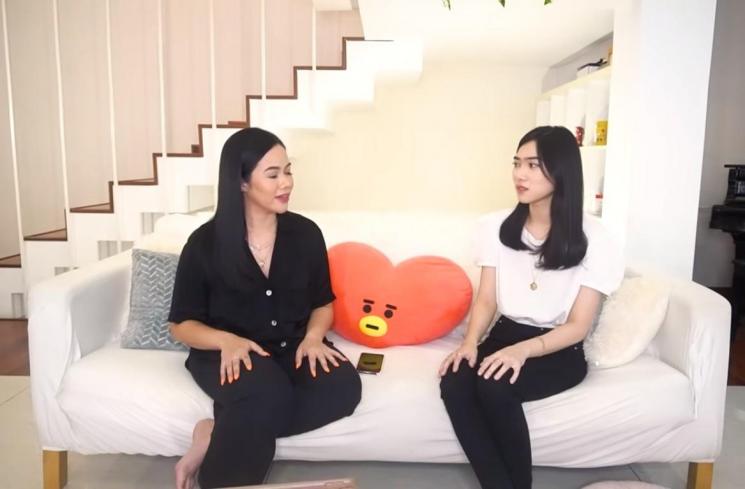 Potret rumah 11 penyanyi wanita Tanah Air, ruang tamu Raisa estetik