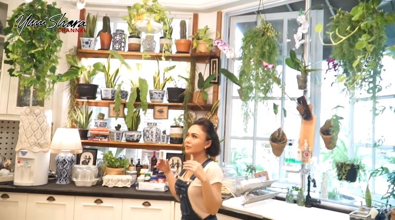 Potret rumah 11 penyanyi wanita Tanah Air, ruang tamu Raisa estetik