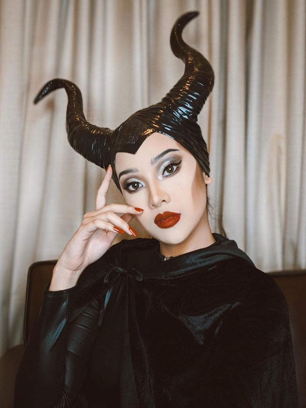 Biasa tampil natural, ini 9 potret Anya Geraldine bermakeup tebal